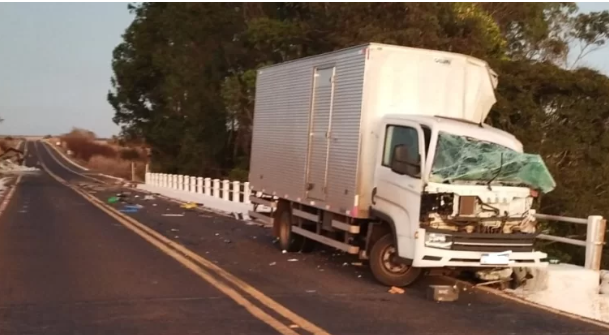 Imagem de compartilhamento para o artigo Caminhões batem de frente na ponte do areeiro do Indaiá entre Chapadão do Sul e Paraíso das Águas da MS Todo dia